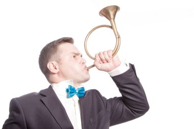 Trompet inme mavi papyon ciddi adam.