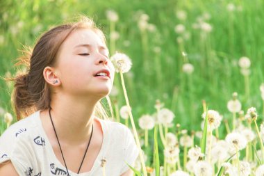Karahindiba tarlasındaki kız.