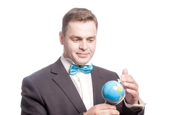 Un hombre de negocios está sosteniendo un globo pequeño. Sobre un fondo blanco en — Foto de Stock