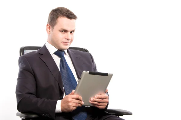Empresario buscando intrincadamente con una tableta en sus manos, sentarse — Foto de Stock