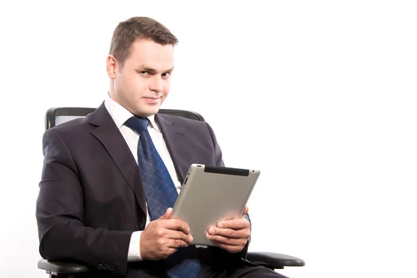 Geschäftsmann mit Tablette in der Hand, sitt — Stockfoto