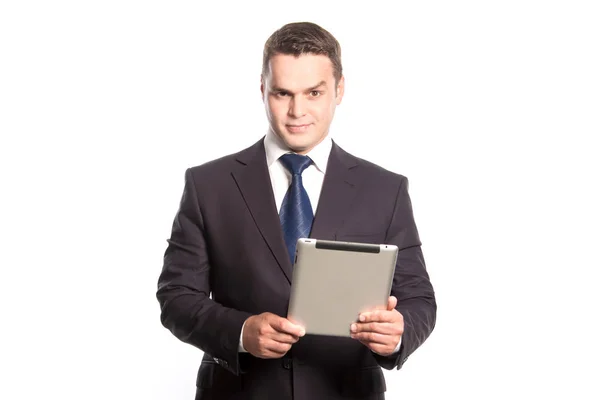 Homem bonito em um terno com um tablet em suas mãos está de pé em um w — Fotografia de Stock