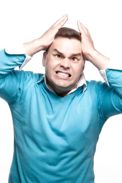 Ένας άντρας έχει έντονο πονοκέφαλο. Σε λευκό φόντο στο στούντιο — Φωτογραφία Αρχείου