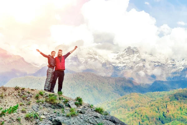 Ζευγάρι άντρας και γυναίκα στο βουνό με τα χέρια σηκωμένο. — Φωτογραφία Αρχείου