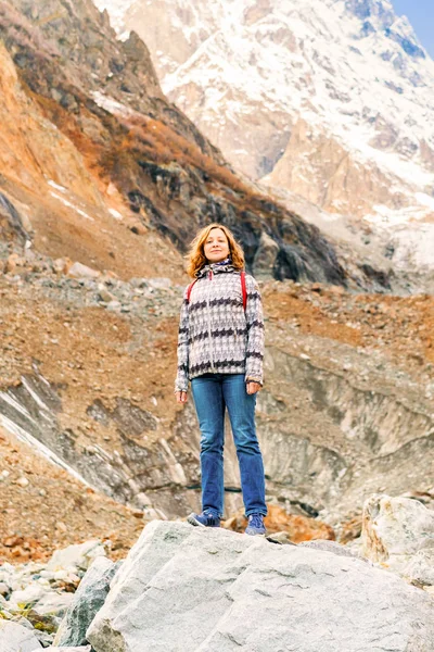 Блондинка в пиджаке, стоящая в горах . — стоковое фото