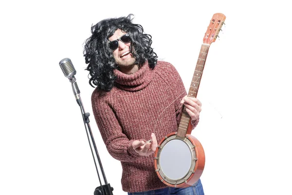 Smutny człowiek w peruce z banjo na mikrofon. Na białym grzbiecie — Zdjęcie stockowe