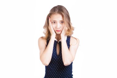 Üzgün kız ellerini yüzüne koydu.