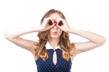 Kız dürbün ellerini gösterir.