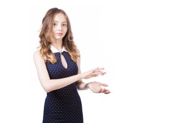 Hayali nesne tutan çekici kız.