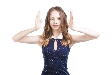 Çekici kız başının yanında ellerini tutar.