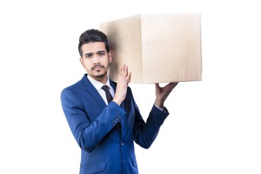 Onun sh bir karton kutu tutan mavi takım elbiseli çekici adam