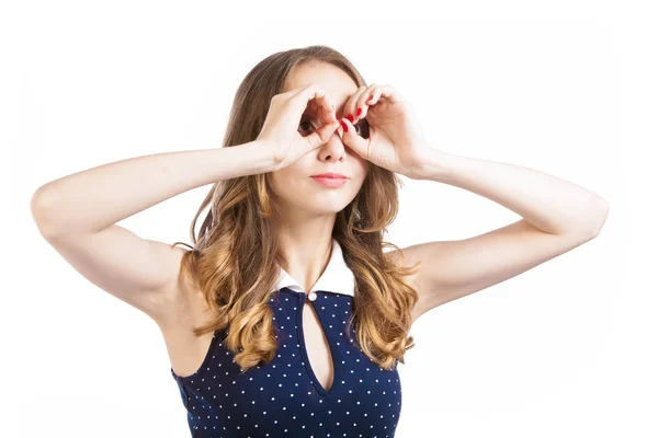 Het meisje toont de handen op een verrekijker op een witte achtergrond in de — Stockfoto