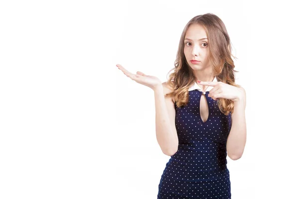 Mädchen zeigt auf ihrer offenen Handfläche. — Stockfoto