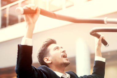 Spor salonunda beyaz gömlek li ve klasik takım elbiseli işadamı.