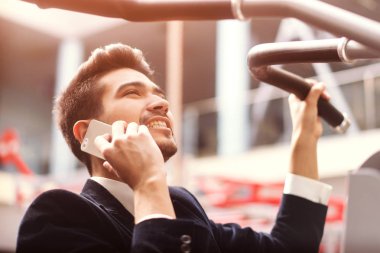 Beyaz gömlekli ve takım elbiseli adam, telefonu yla birlikte