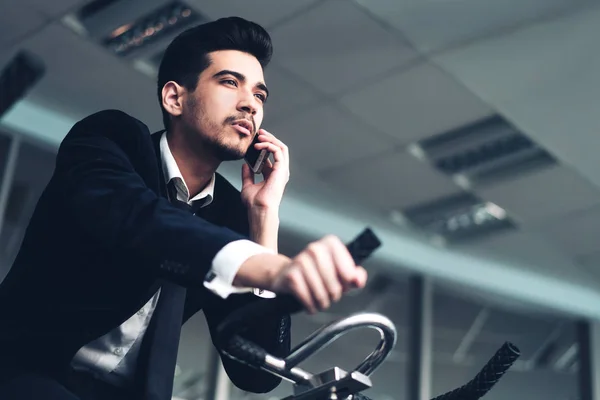 The guy in the white shirt and suit with the phone on a stationa — Stock Photo, Image