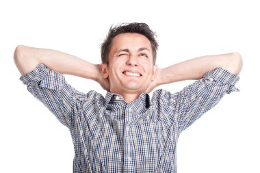 Elleri başının arkasında beyaz bir b üzerinde kaldırdı genç dalgın adam