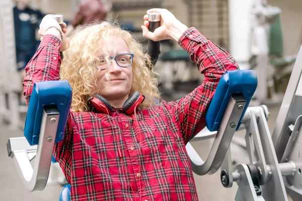 Magro cara com óculos e com cabelo louro encaracolado se exercitando em — Fotografia de Stock