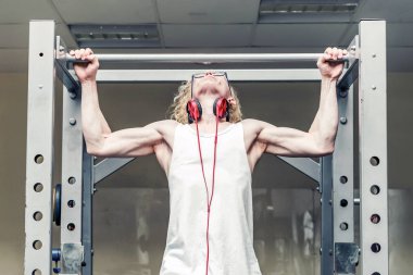 Gözlük ve kulaklık pul ile beyaz yelek kıvırcık sarışın adam