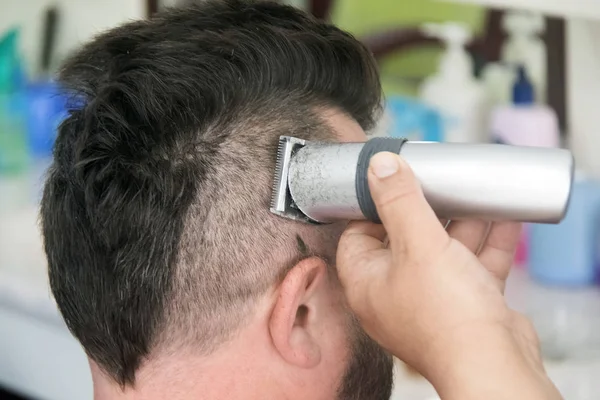 Een man met een Mohawk en baard in de Barbershop. — Stockfoto