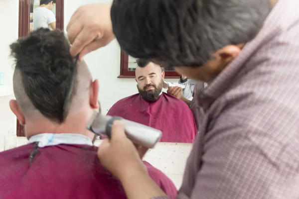 Een man met een Mohawk en een baard in een Barbershop. Kapper doe — Stockfoto