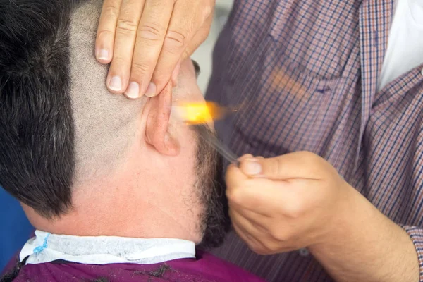 Een man met een Mohawk en baard in de Barbershop. — Stockfoto