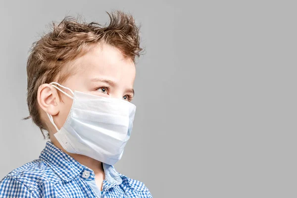 Niño con máscara médica sobre fondo gris. Aislado . — Foto de Stock