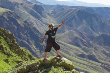 Pozitif adam dağlarda duruyor.