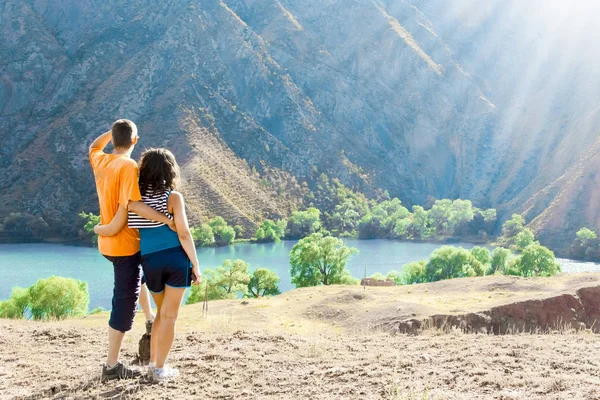 Два туриста наслаждаются видом на горы . — стоковое фото
