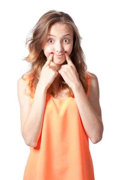 La chica muestra los dedos una sonrisa en su cara sobre un fondo blanco —  Fotos de Stock