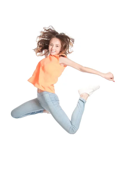 Sonriente chica en un salto sobre un fondo blanco en el estudio . — Foto de Stock