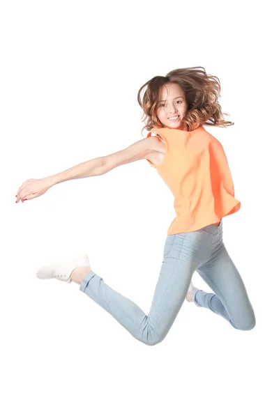 Saltando sorridente menina em um fundo branco no estúdio . — Fotografia de Stock