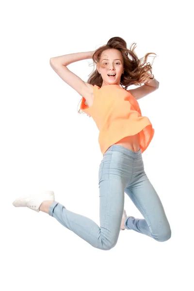 Positief meisje in een sprong op een witte achtergrond in de Studio. — Stockfoto