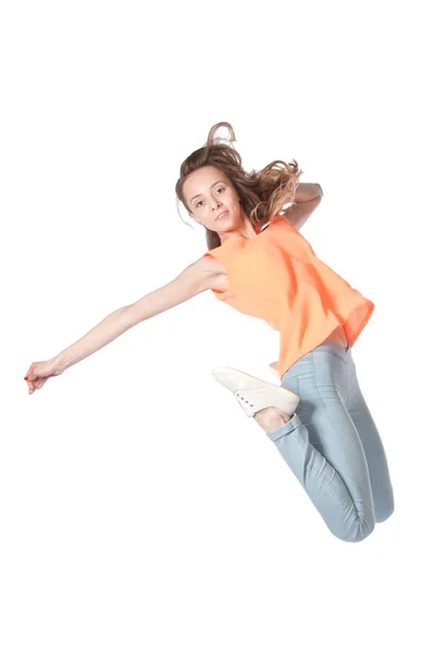 Actief schattig meisje in een sprong op een witte achtergrond in de Studio. — Stockfoto