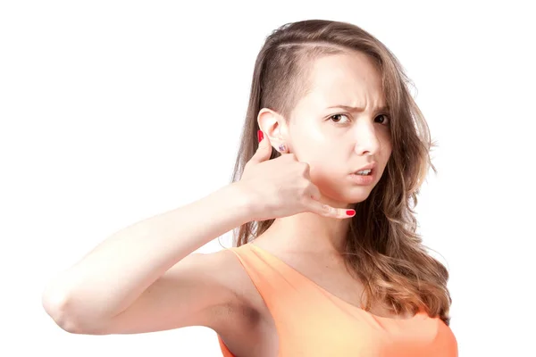 Chica haciendo gesto de mano me llaman sobre fondo blanco . — Foto de Stock