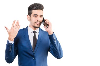 Stüdyoda telefonda konuşurken mavi takım elbiseli çekici adam