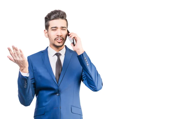 Empresário atraente em terno azul falando ao telefone no — Fotografia de Stock