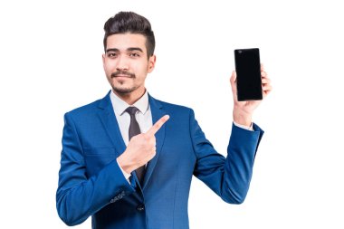 Mavi takım elbiseli genç çekici adam bir telefonda bir parmak gösterir