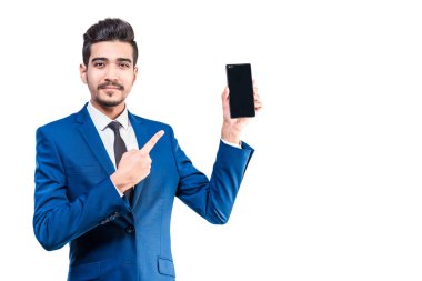 Çekici adam elinde tutarak telefonda parmağını gösterir