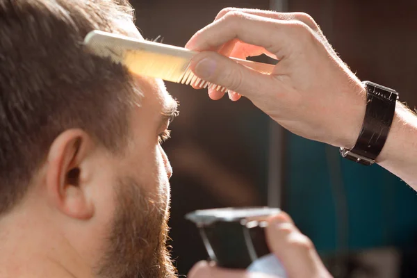 Bearded Man in een kapperszaak. Kapsel close-up. — Stockfoto