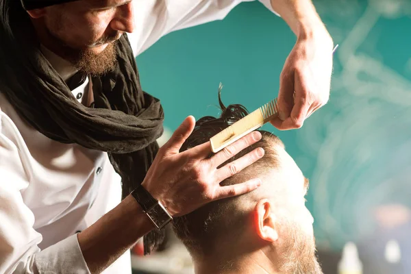 Barbershop. Kapper professioneel scheren een man met een schaar — Stockfoto