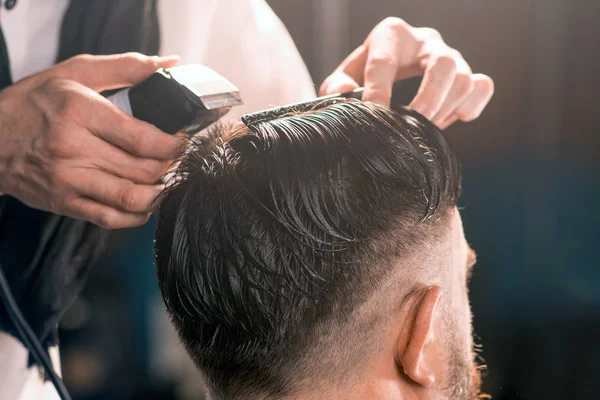 Barbershop. Kapper voert een modieuze kapsel voor een man — Stockfoto