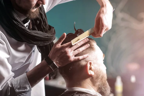 Barbershop. Man Kapper in een wit overhemd en zwarte sjaal Doi — Stockfoto