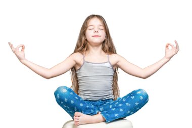 Bir lotus meditasyon ile kız beyaz bir arka plan üzerinde poz. ıso