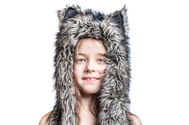 Beyaz arka planda kulakları olan kürk şapkalı gülümseyen kız. ısola