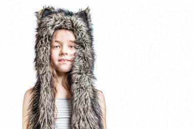 Beyaz arka planda kedi kulakları olan kürk şapkalı güzel kız. 