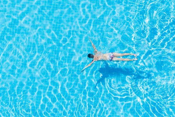 Blick von oben auf einen Mann unter Wasser in einem Hotelpool. — Stockfoto