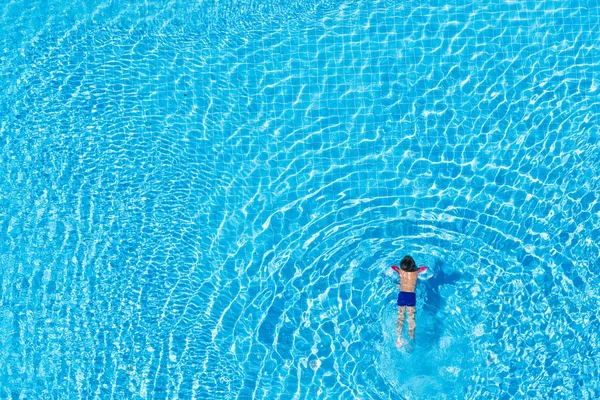 Vista dall'alto di un bambino che nuota in una piscina all'aperto . — Foto Stock