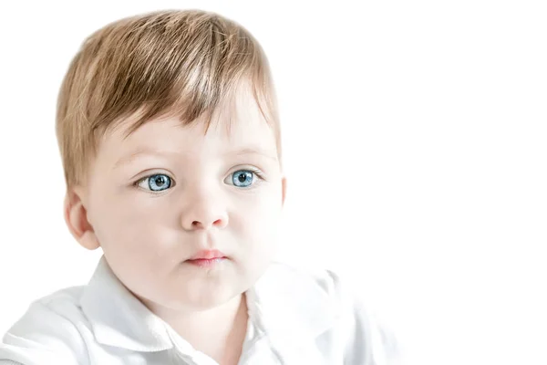 Portret van een prachtig blond kind met blauwe ogen. Geïsoleerd. — Stockfoto