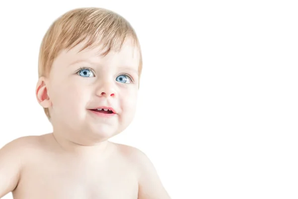 Feliz bebé rubio de ojos azules sobre un fondo blanco. Aislado . —  Fotos de Stock